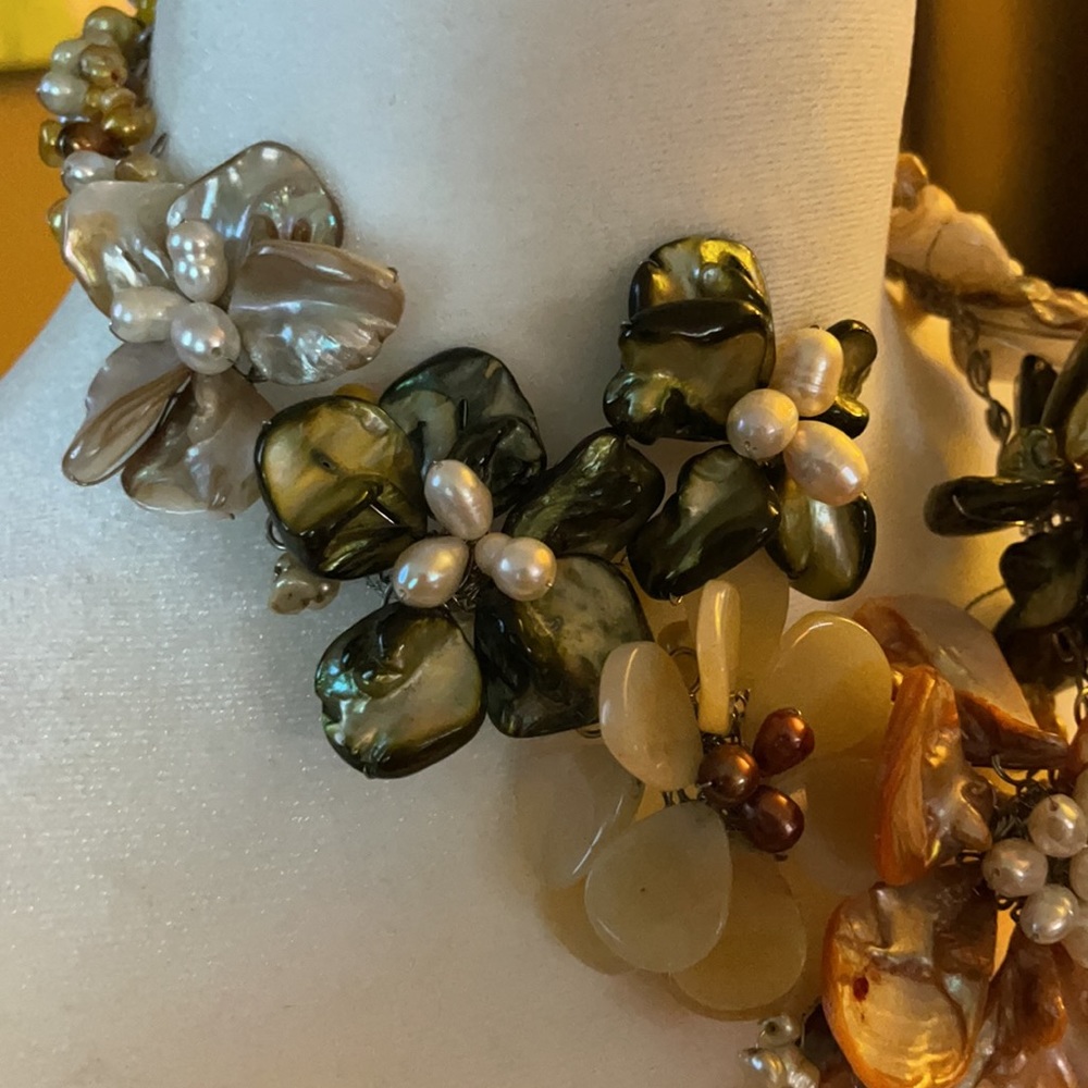 Beautiful Floral Abalone shell necklace - Picture 3 of 6